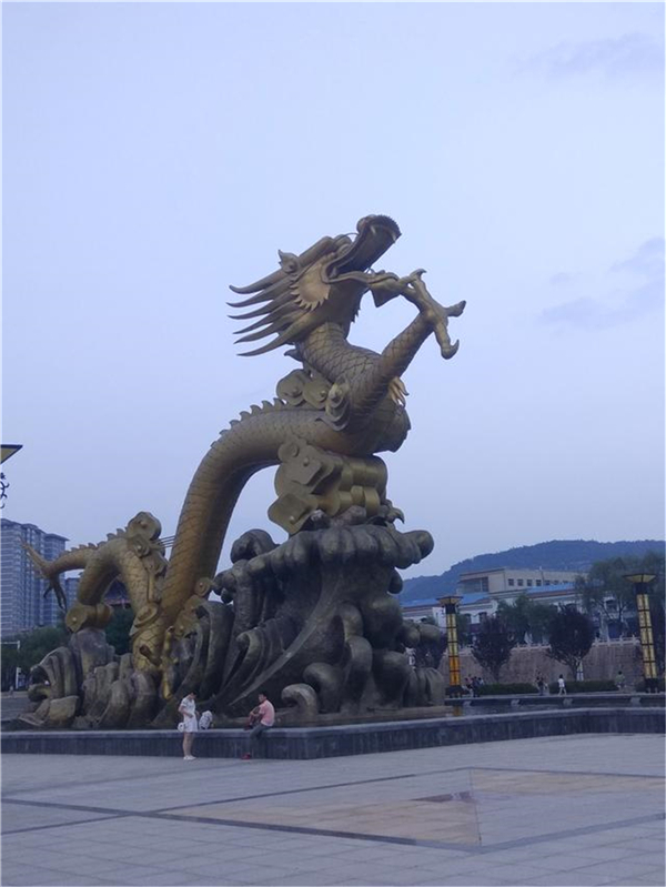 景區(qū)大型龍雕塑.jpg 景區(qū)大型龍雕塑.jpg